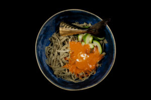 Green soybean fettucine, rode curry, courgette, gerookte makreel