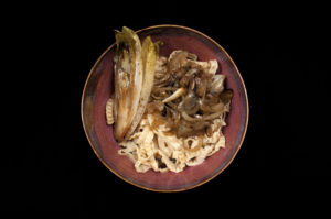 Soybean fettucine, gekarameliseerd witlof, gebakken uien, sinaasappelsaus