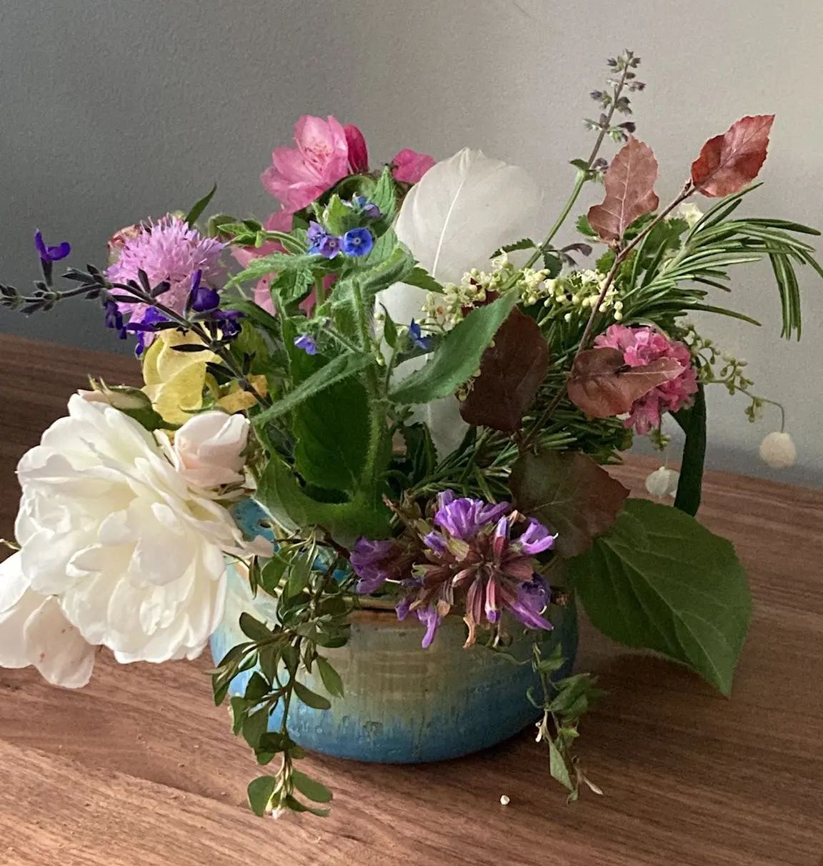 Flower frog arrangement by a customer. Love the white feather!!!This flower frog can be used as chawan and the top as soap dish. You can also burn insence cones in it. Love multi purpose items! #flowers #flowerarrangement #spring #flowerfrog #chawan #soapdish #ceramics #keramics #keramick #ceramique #multipurpose #handmade #wheelthrown #clay #stoneware #handcrafted #craftmanship #handpowered #ceramicsstudio #lifestyle #interiordesign #homedecor #homedecoration #pottery