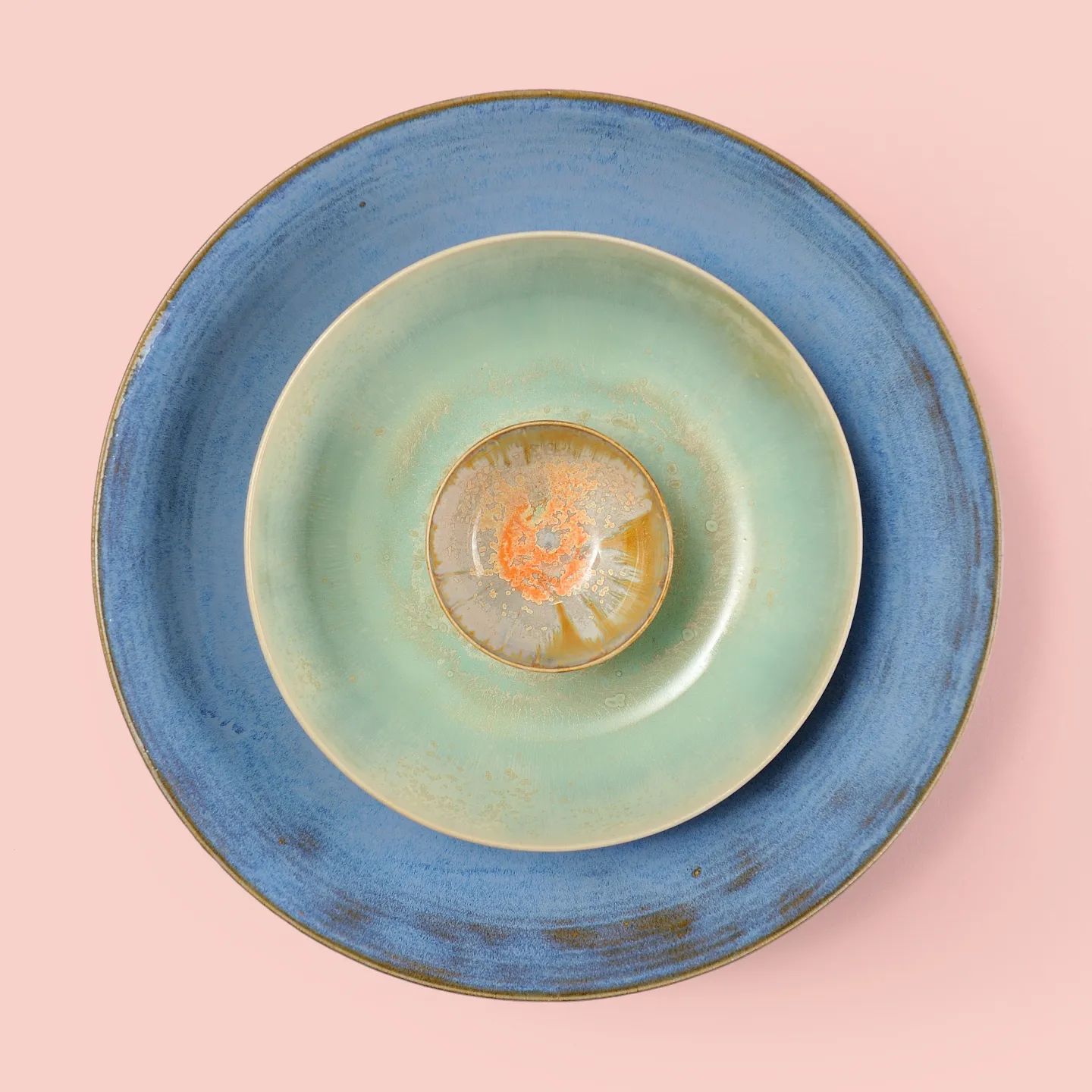 Zeit für neue Aufkleber! Ich habe eine auf der Grundlage dieses Bildes erstellt. So werden Ihre Geschenke von nun an mit einem Nest aus Schalen personalisiert. #geschenk #keramik #ceramique #keramik #töpferei #schalen #farben #handgemacht #radgedreht #handgefertigt #handgemacht #steinzeug #holländischesdesign #design #handwerklich #Haarlem #ton #potterystudio #ceramicsstudio