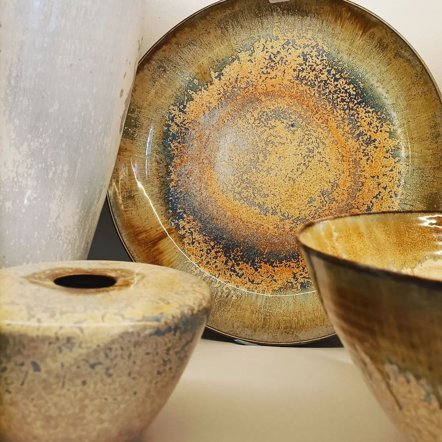 Bonjour le soleil ! #ceramics #keramics #keramick #pottery #potterystudio #handmade #wheelthrown #artisan #artisandesign #bowls #dish #vase #stoneware #glaze #sun #sunshine #orange #clay #lifestyle #pottersofinstagram #ceramicart #handmade #servies #geschirr #tableware #haarlem