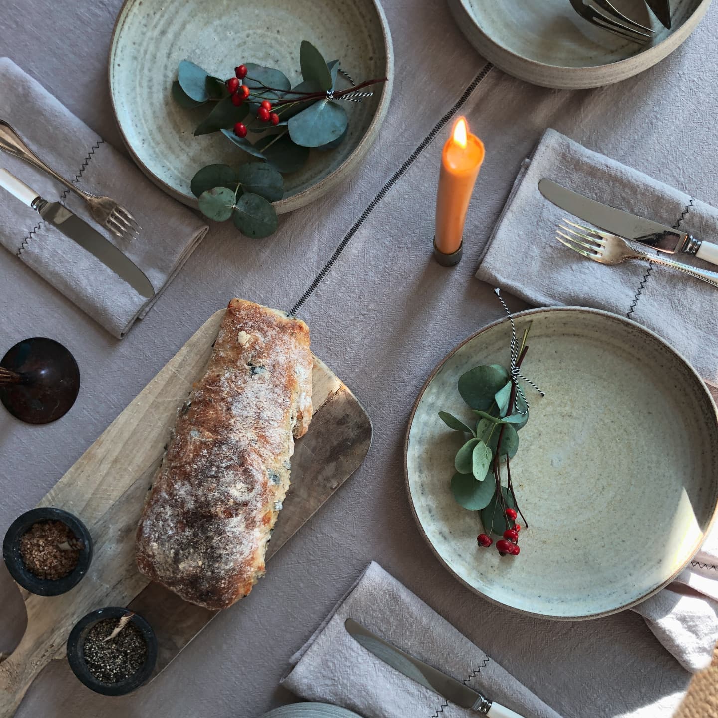 How do you like your Christmas brunch table? Love this minimalistic styling by @bernice73 with linen from @sur.plus.studio on the table of @arpdesign
#womenmakers #design #dutchdesign #thisisgather #gather #Haarlem #haarlemmakers #handmade #handcrafted #craft #craftmanship #Christmas #christmasdecor #christmastable #lifestyle #kinfolk #pure #lessismore #tableware #servies #clay #stoneware #pottery #breakfast #brunch