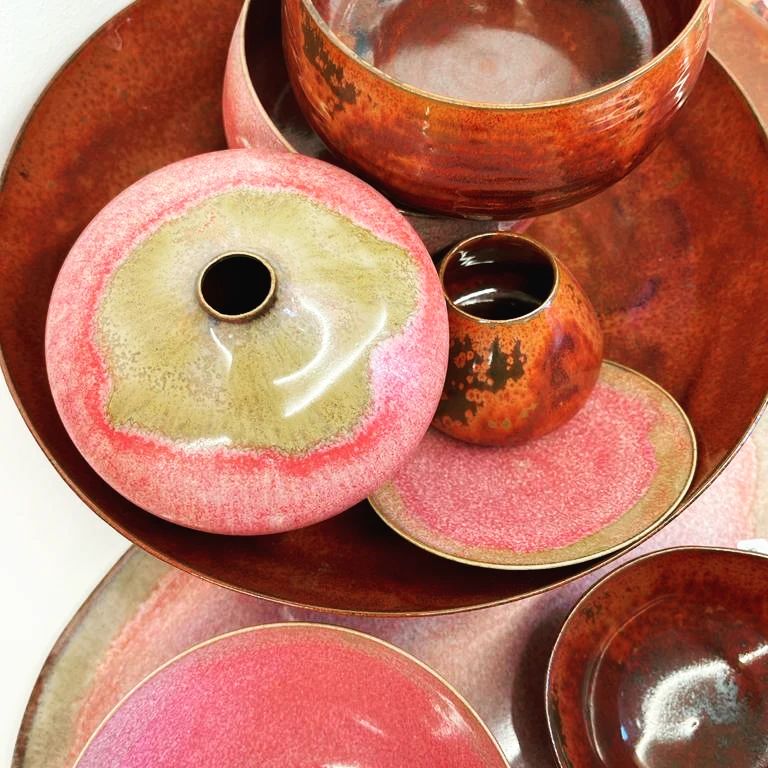 I barely do this dark red glaze because it is quite different from the rest. But I do love it. Has a great Asian vibe. Matches so nicely with the evening red.
#tableware #dinnerware #ceramics #keramiek #keramik #keramikk #ceramique #handmade #handgemacht #wheelthrown #handthrown #handcrafted #craft #craftmenship #pottery #potterystudio #pottersofinstagram #design #dutchdesign #glaze #stoneware #haarlem #red #pink
