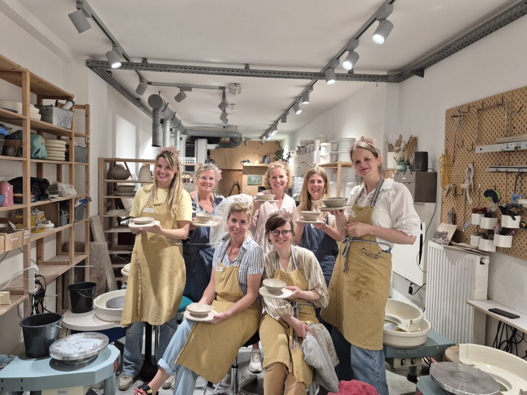 Groepsfoto van deelnemers pottenbak cursus